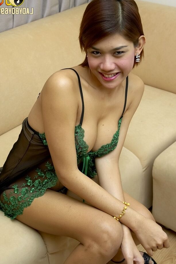 21P Doce travesti asiática Icey puxa seu pequeno dong rígido e faz pose