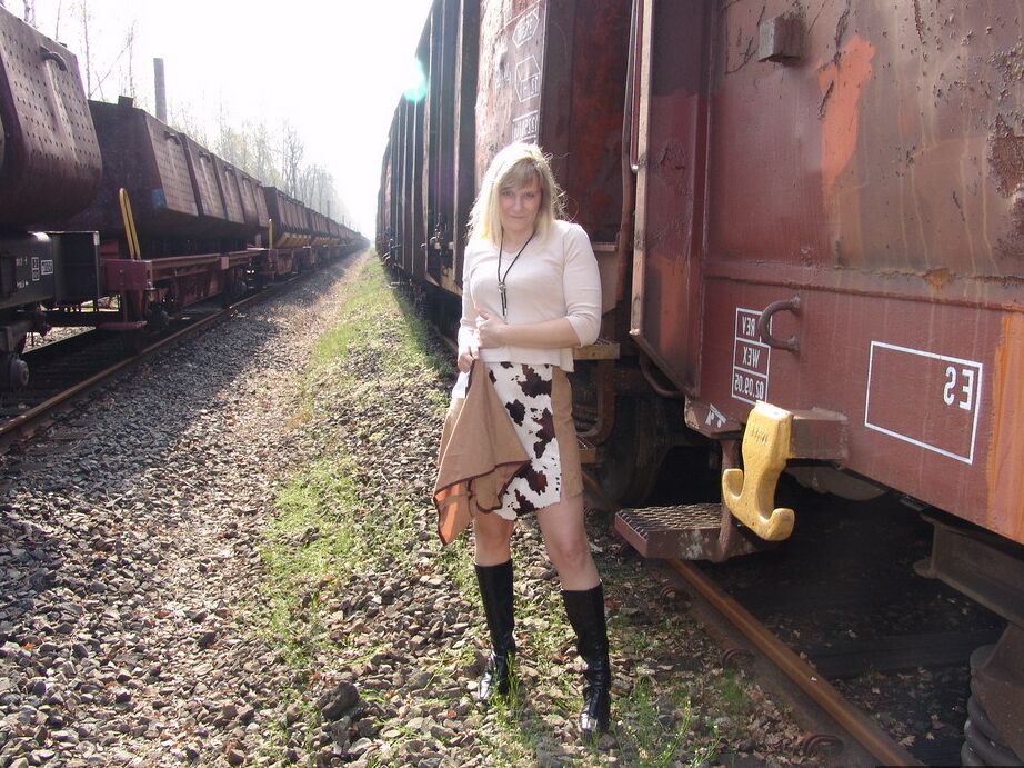 20P La mayor rubia amateur Sweet Susi se desnuda con botas en un vagón de ferrocarril