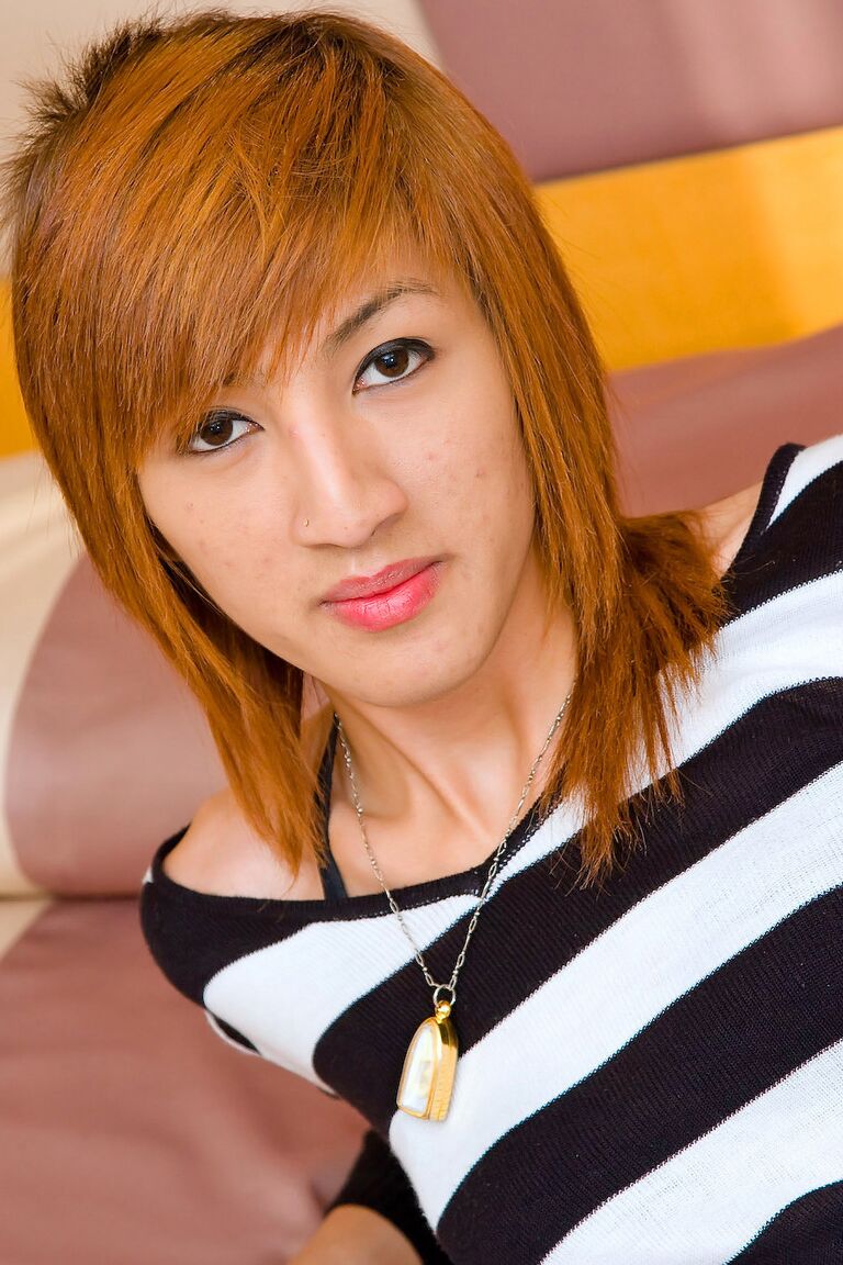 21P Ladyboy caliente Bon expone su esbelta figura y se masturba la polla