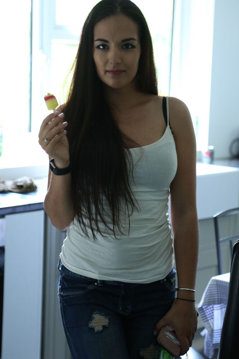 20P Wunderschöne Babes, die mit ihren heißen Beinen in Strümpfen necken