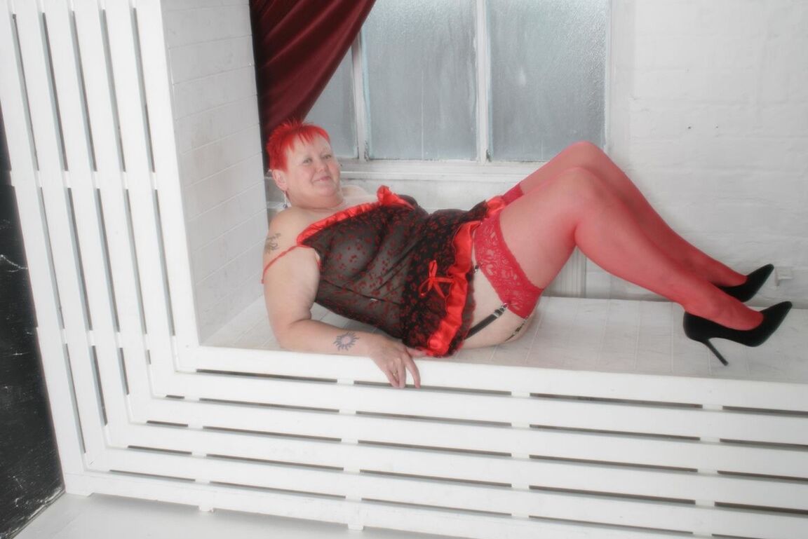 20P Femme plus âgée aux cheveux roux courts Valgasmic Lingerie modèles exposés