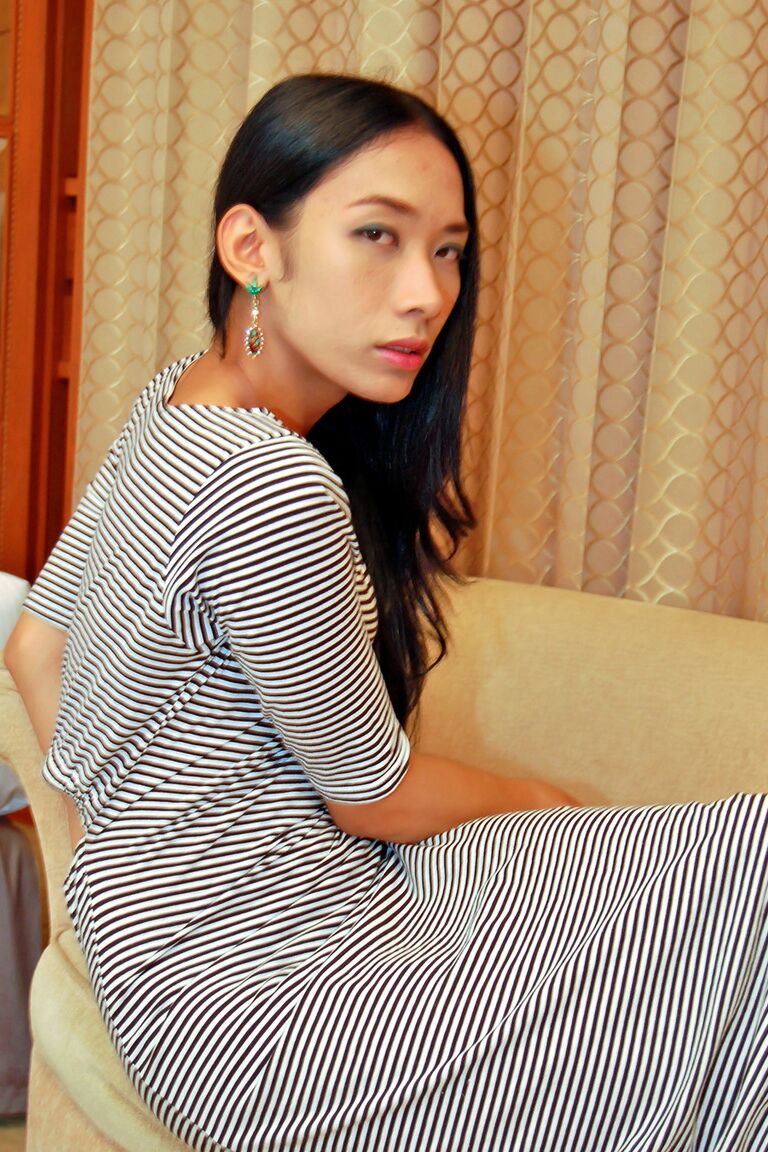 21P Langhaarige asiatische Shemale zieht ihr langes Kleid aus
