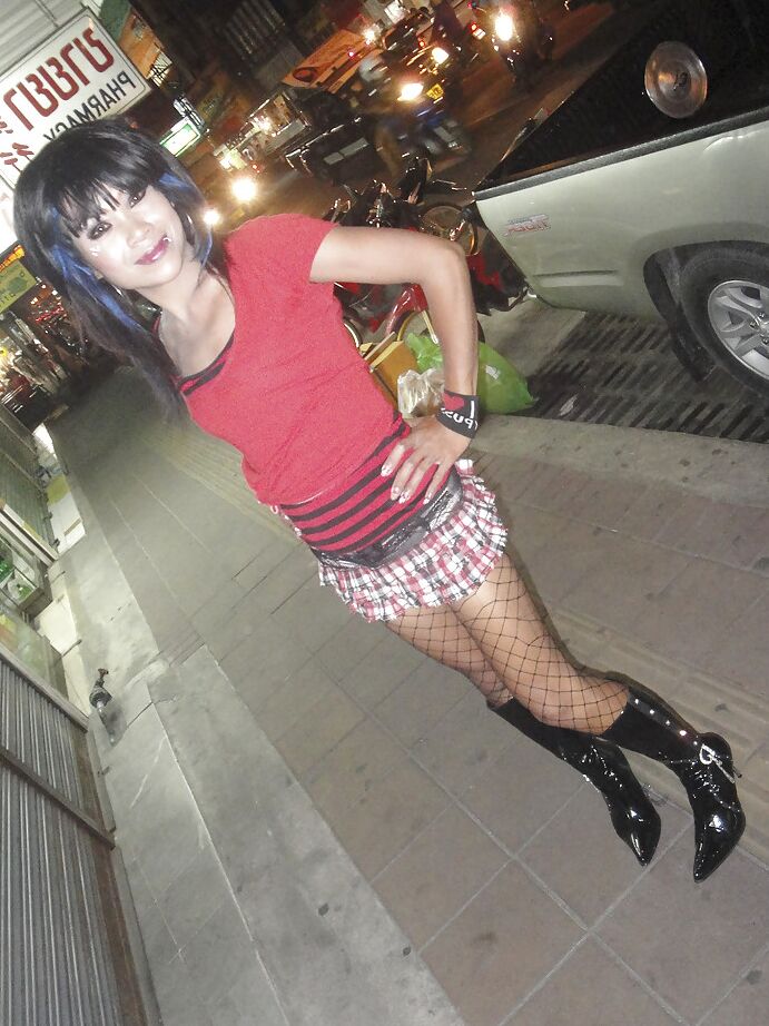16P Leena, jolie transsexuelle thaïlandaise, pose dehors et devient vraiment méchante