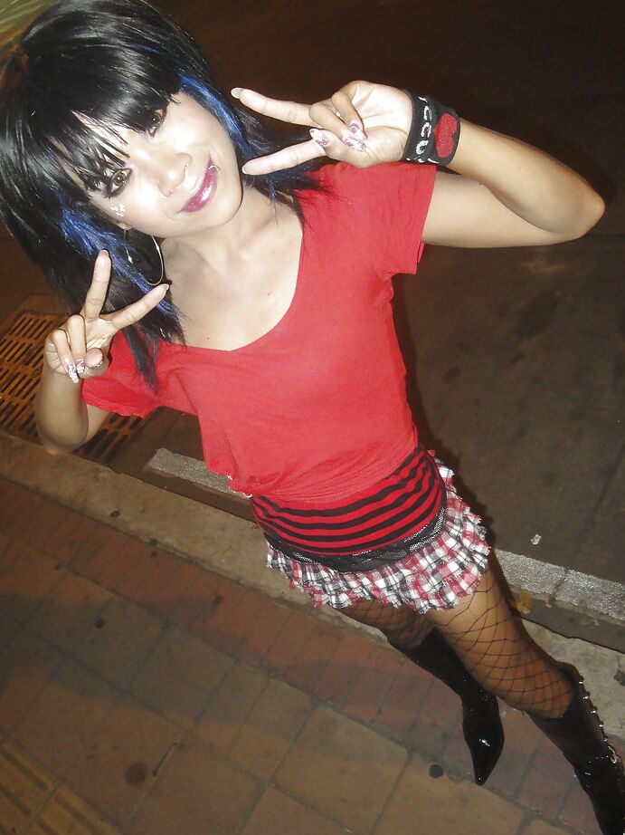 16P Leena, jolie transsexuelle thaïlandaise, pose dehors et devient vraiment méchante