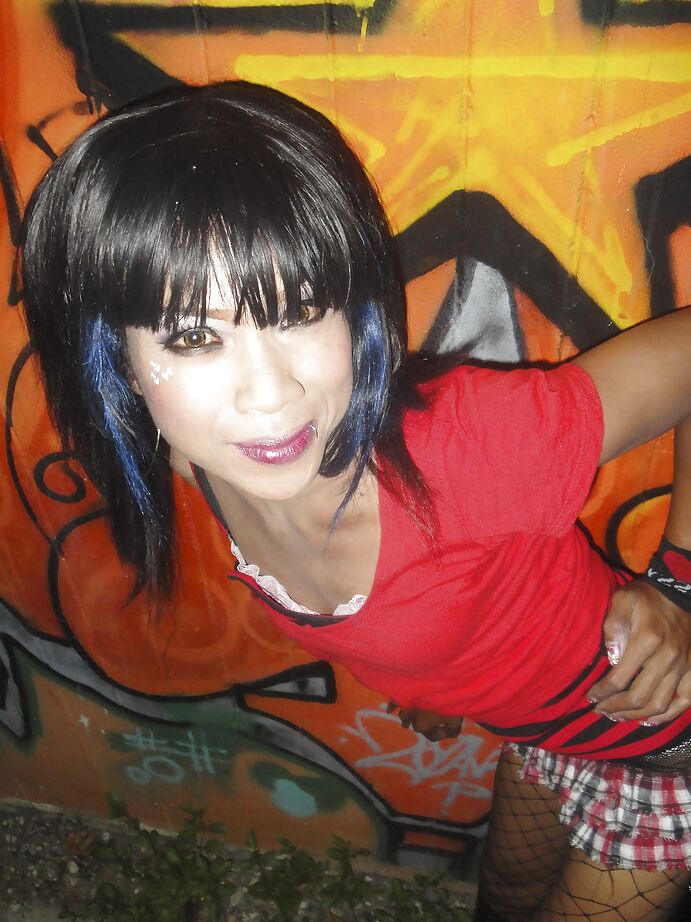 16P Leena, jolie transsexuelle thaïlandaise, pose dehors et devient vraiment méchante