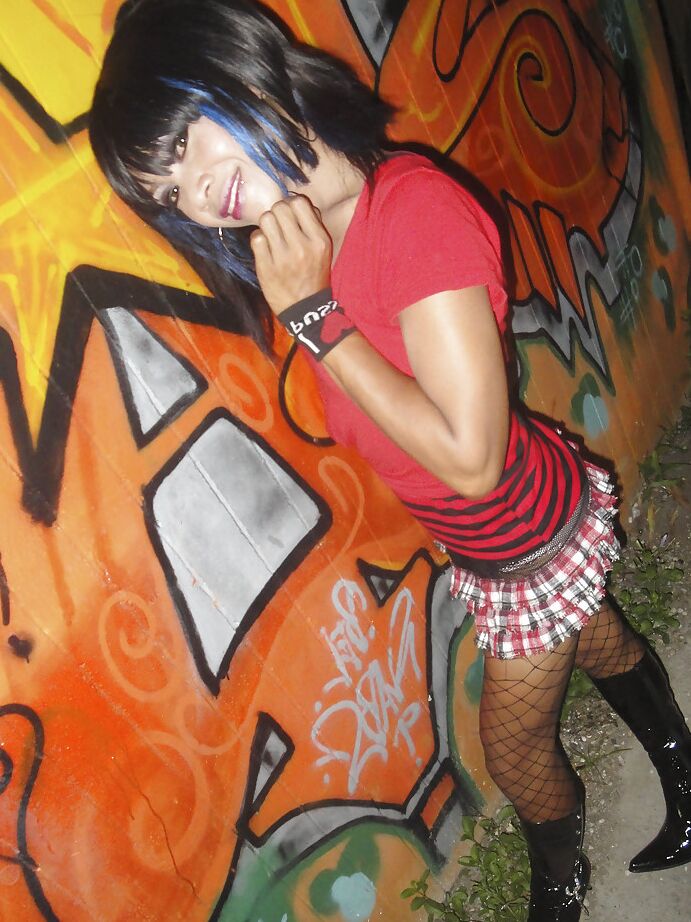 16P Leena, jolie transsexuelle thaïlandaise, pose dehors et devient vraiment méchante