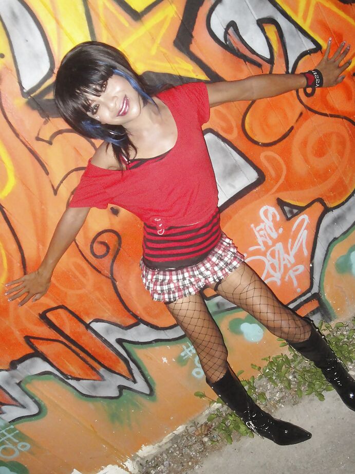 16P Leena, jolie transsexuelle thaïlandaise, pose dehors et devient vraiment méchante
