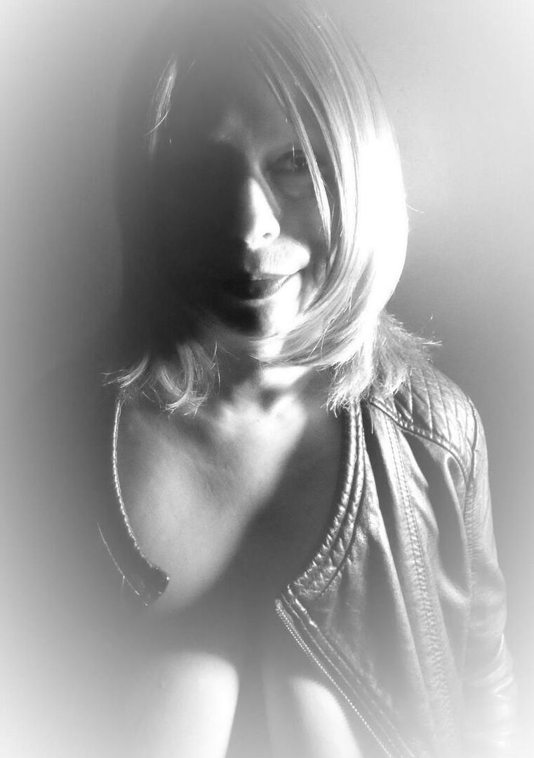 16P Older lady Posh Sophia displays her huge breasts in a bowler hat and stockings
