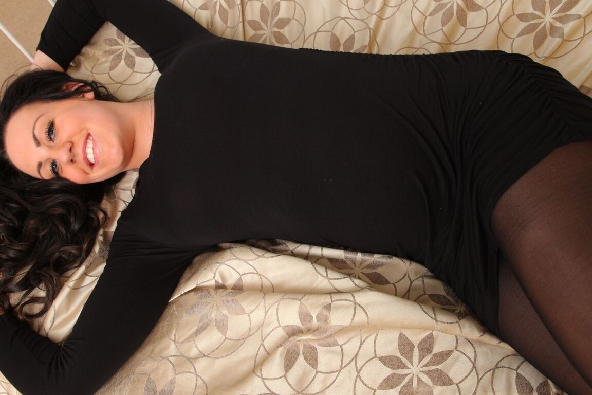 21P La esposa inmoral Sammy A muestra sus grandes tetas después de quitarse el vestido negro
