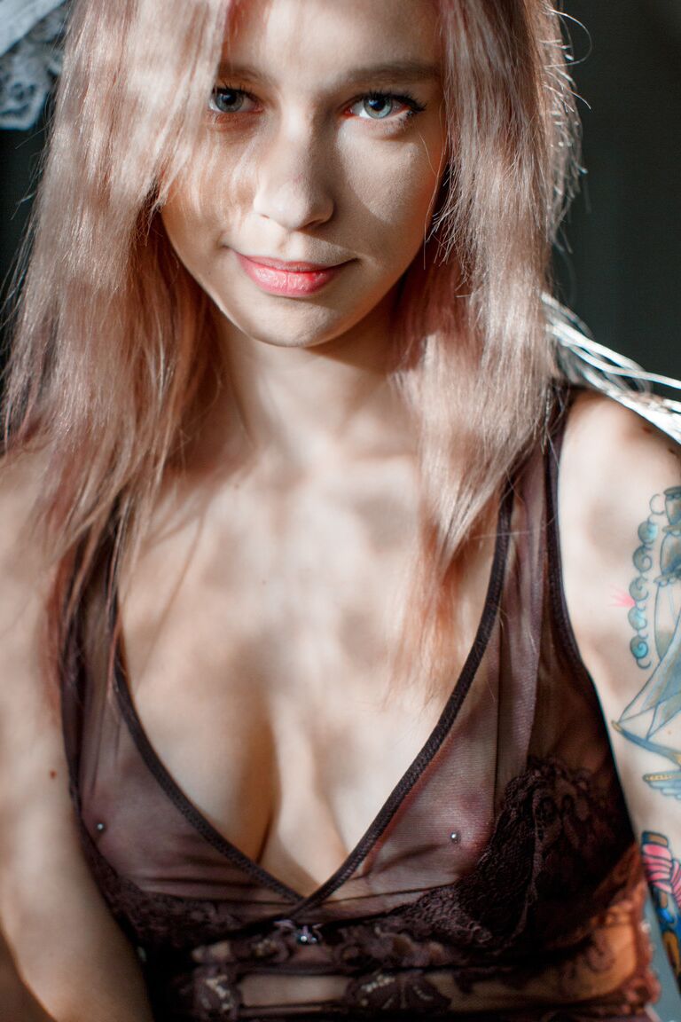 15P Gata loira excêntrica com peitos grandes Arteya exibe seu corpo tatuado em um solo