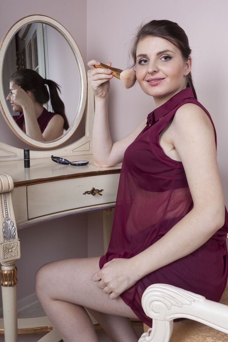 21P Zlata, amatrice enceinte et mignonne, montre ses gros seins et son manchon poilu en solo