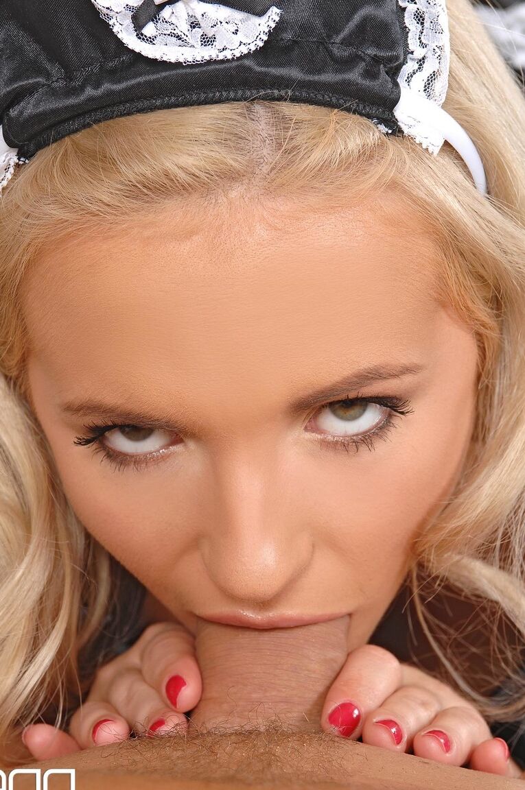 21P La sirvienta rusa rubia Britney Spring hace alarde de sus tetas mientras chupa una polla