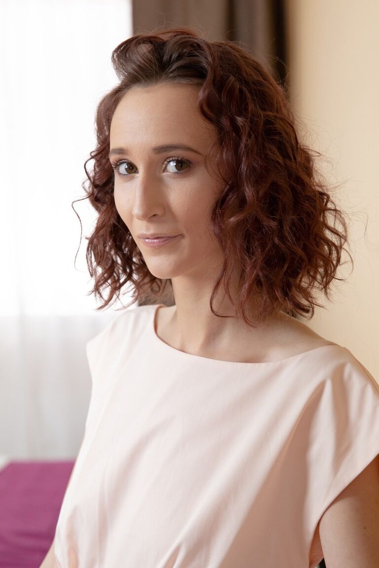 21P A adolescente russa Miss Nimpho tem sua vulva lambida e perfurada com um dong