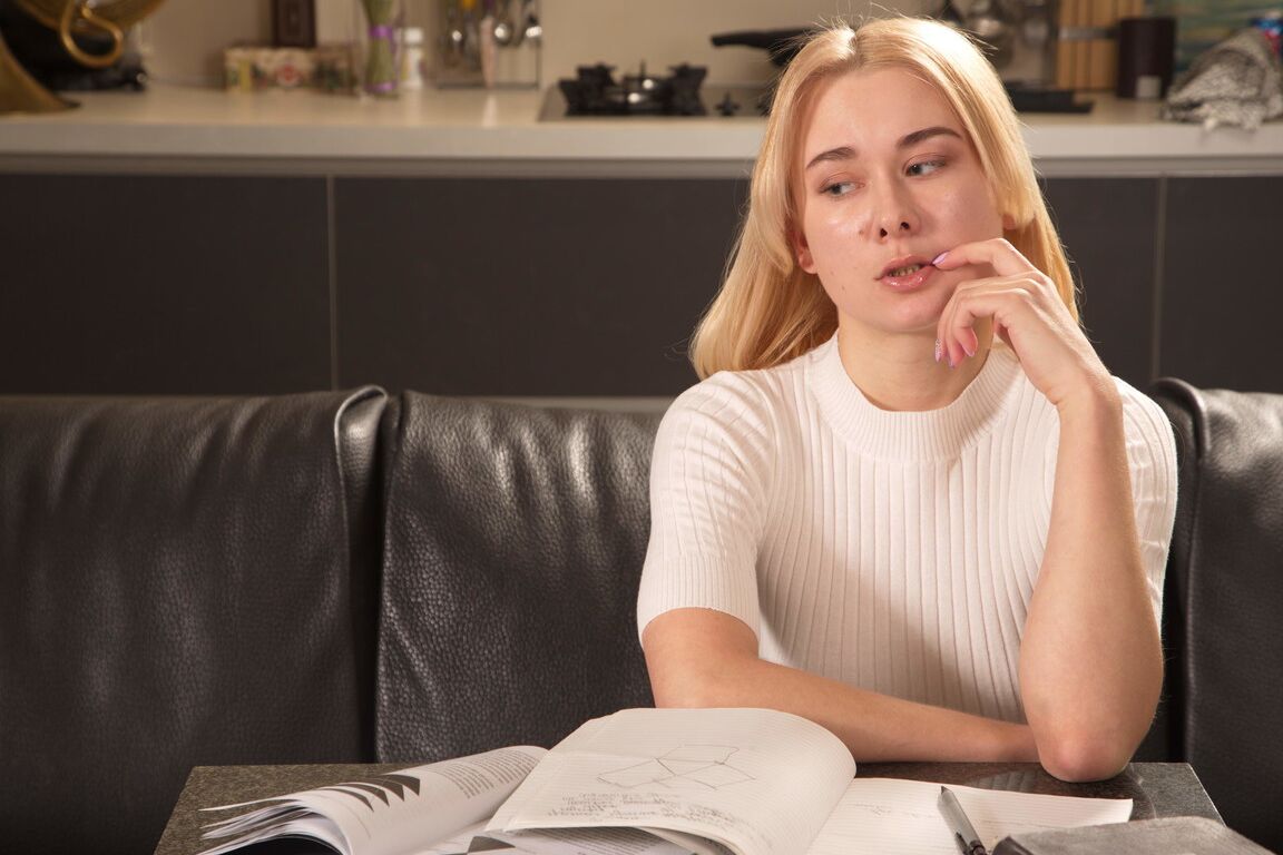 Die 21P russische Blondine Via Lasciva probiert den Schwanz ihrer Lehrerin, bevor sie gebumst wird