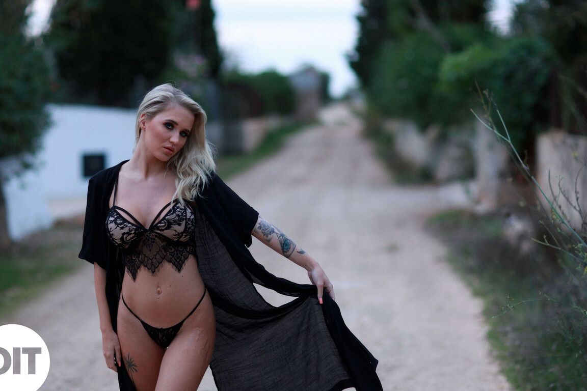 21P L'adorable mannequin blonde Che Mcsorley montre ses incroyables seins en extérieur