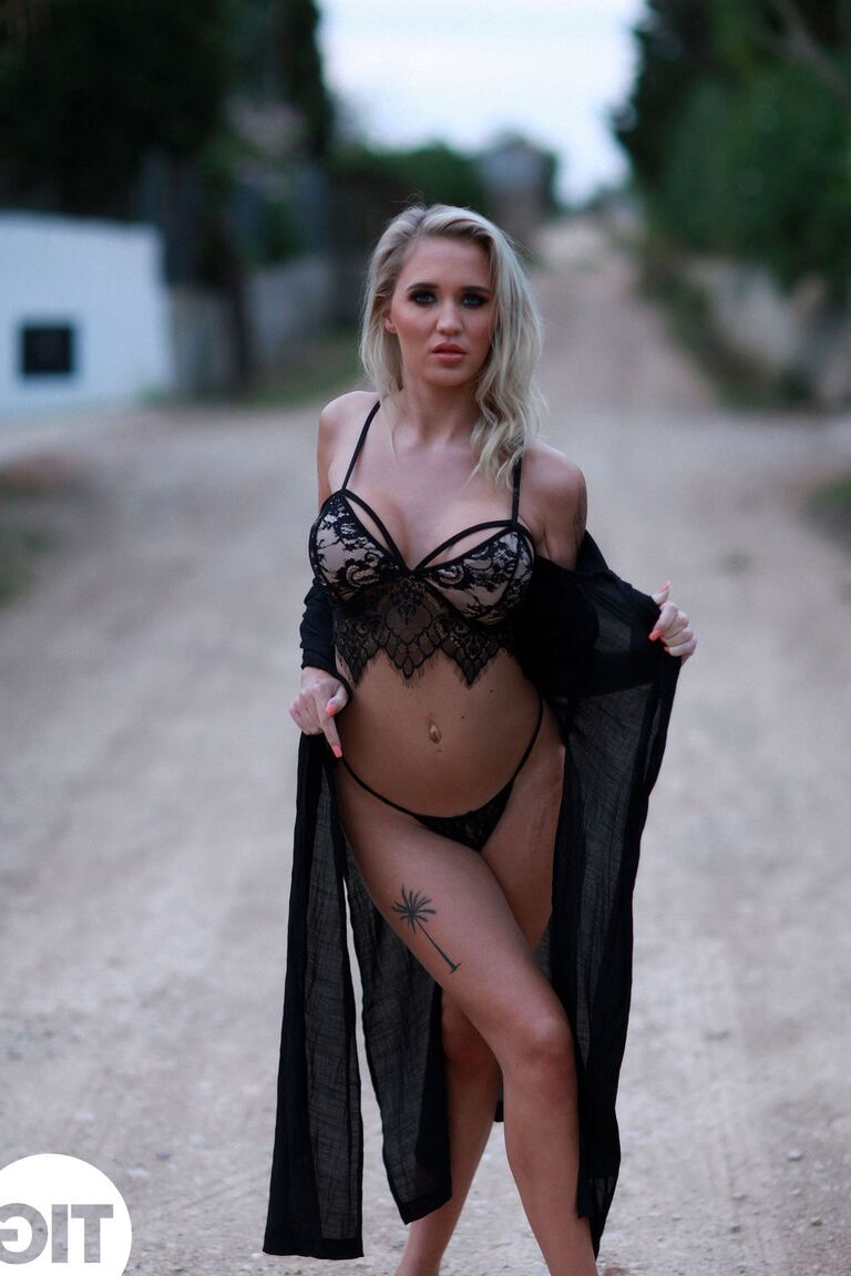 21P L'adorable mannequin blonde Che Mcsorley montre ses incroyables seins en extérieur