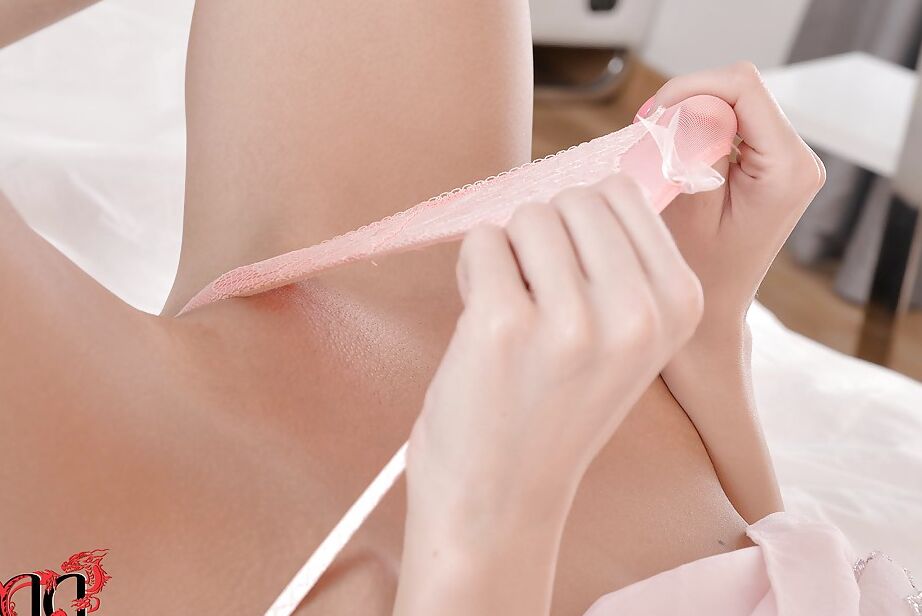 16P Unglaublich hübsches Babe, das sein Kleid auszieht und seinen kahlen Penis entblößt