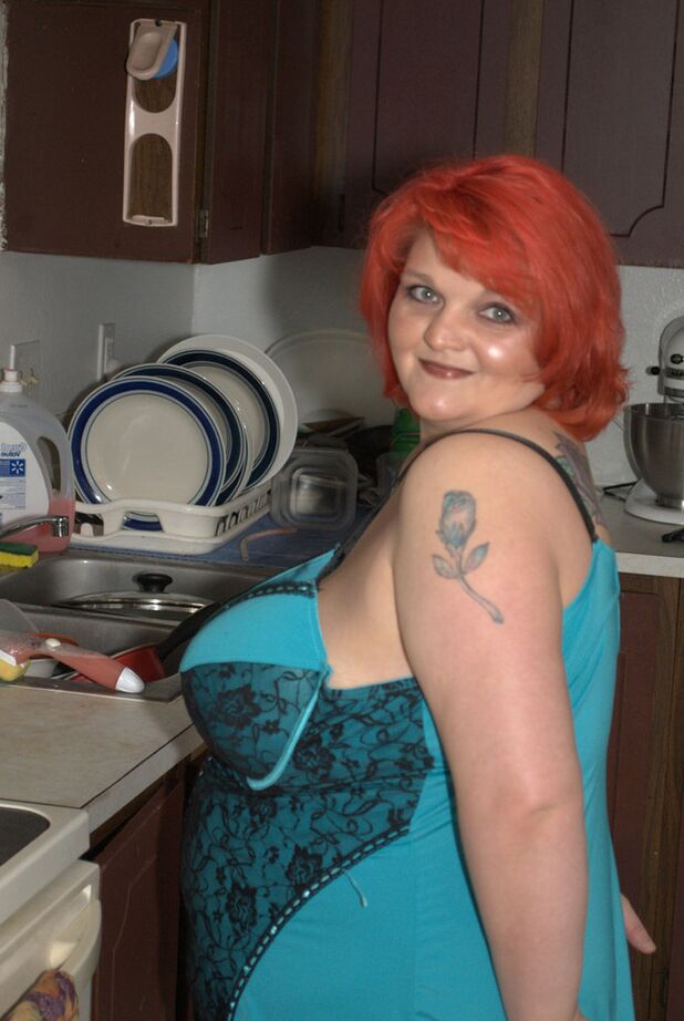 20P La rousse en surpoids Black Widow AK joue avec ses gros seins dans sa cuisine