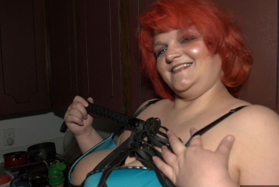 20P La rousse en surpoids Black Widow AK joue avec ses gros seins dans sa cuisine