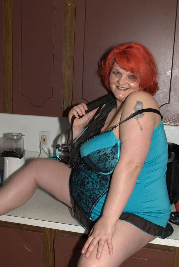 20P La rousse en surpoids Black Widow AK joue avec ses gros seins dans sa cuisine