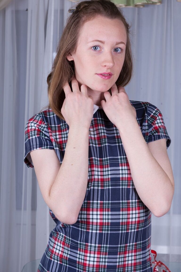 21P Doce morena adolescente Emma Fantasy tira a roupa e monta um vibrador com seu arbusto