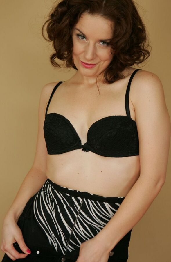 12P MILF Dirty Angie en bottes écartant les jambes pour montrer une jupe haute en culotte vintage