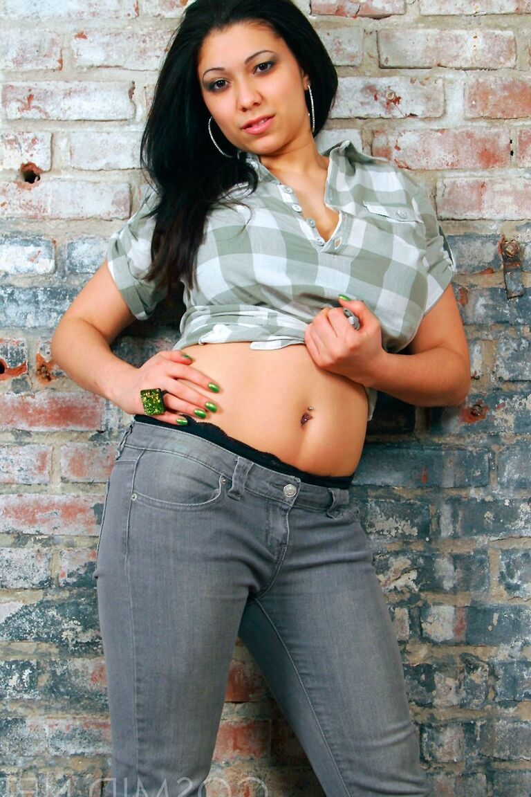16P Elizabeth, une fille aux cheveux noirs, place ses mains sur ses gros seins