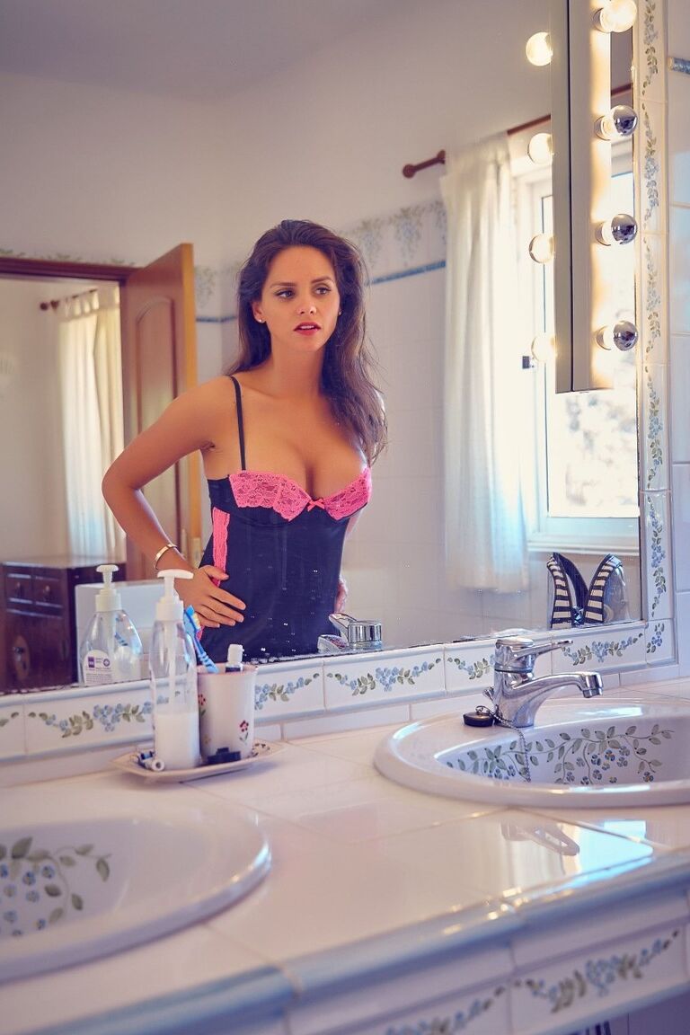 Die 12-jährige britische Amateurin Adele Taylor streift in einem Badezimmer sexy Dessous über ihren schönen Arsch