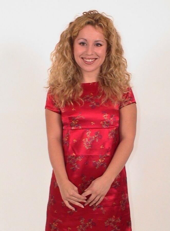 14P Joven rubia presume su culo desnudo después de desnudarse