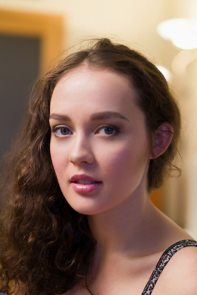 21P A adolescente europeia Kseniya Yankovskaya mostra seus belos peitos e sua vulva saborosa