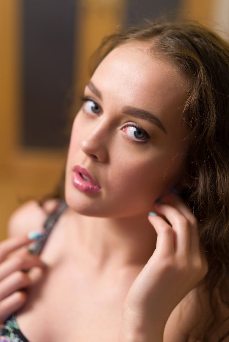 21P A adolescente europeia Kseniya Yankovskaya mostra seus belos peitos e sua vulva saborosa