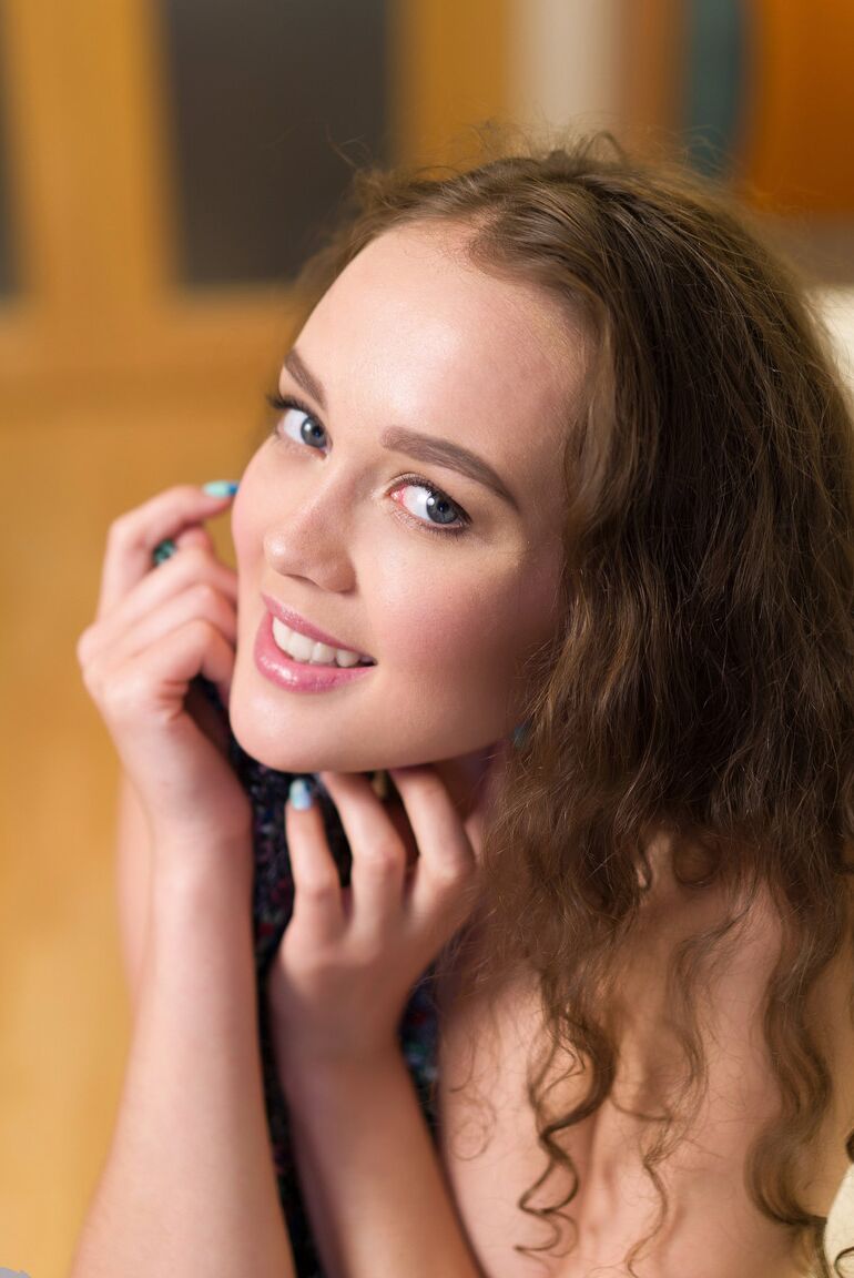 21P A adolescente europeia Kseniya Yankovskaya mostra seus belos peitos e sua vulva saborosa