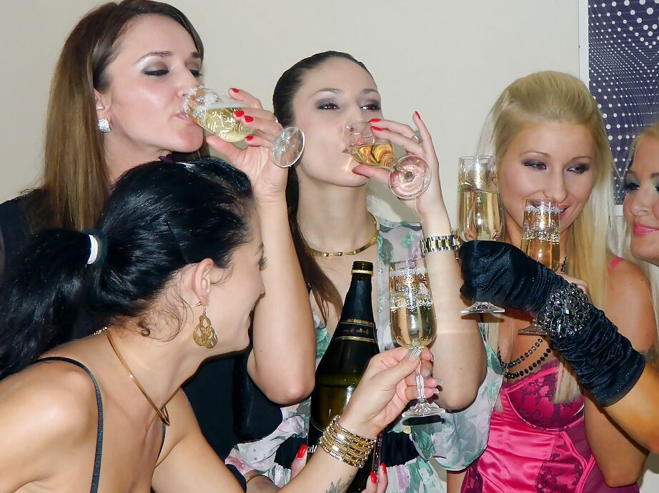 16P Estrellas porno borrachas tienen un sexo grupal lésbico salvaje en una fiesta en casa