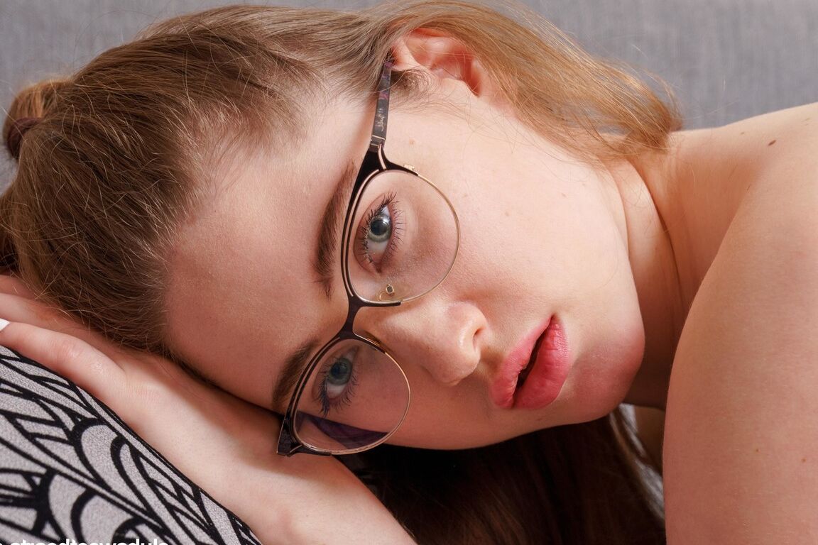 21P Adolescente rusa con gafas Alexa Rovento metiéndose los dedos en su coño virgen afeitado