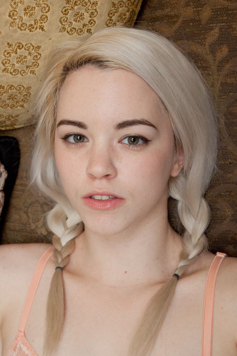 11P Die schöne Teenager-Freundin Lauren Wk posiert in sexy Dessous auf dem Sofa