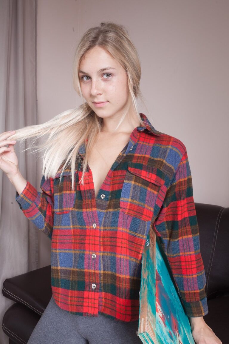 21P Slim adolescente Alecia Fox mostra suas axilas peludas