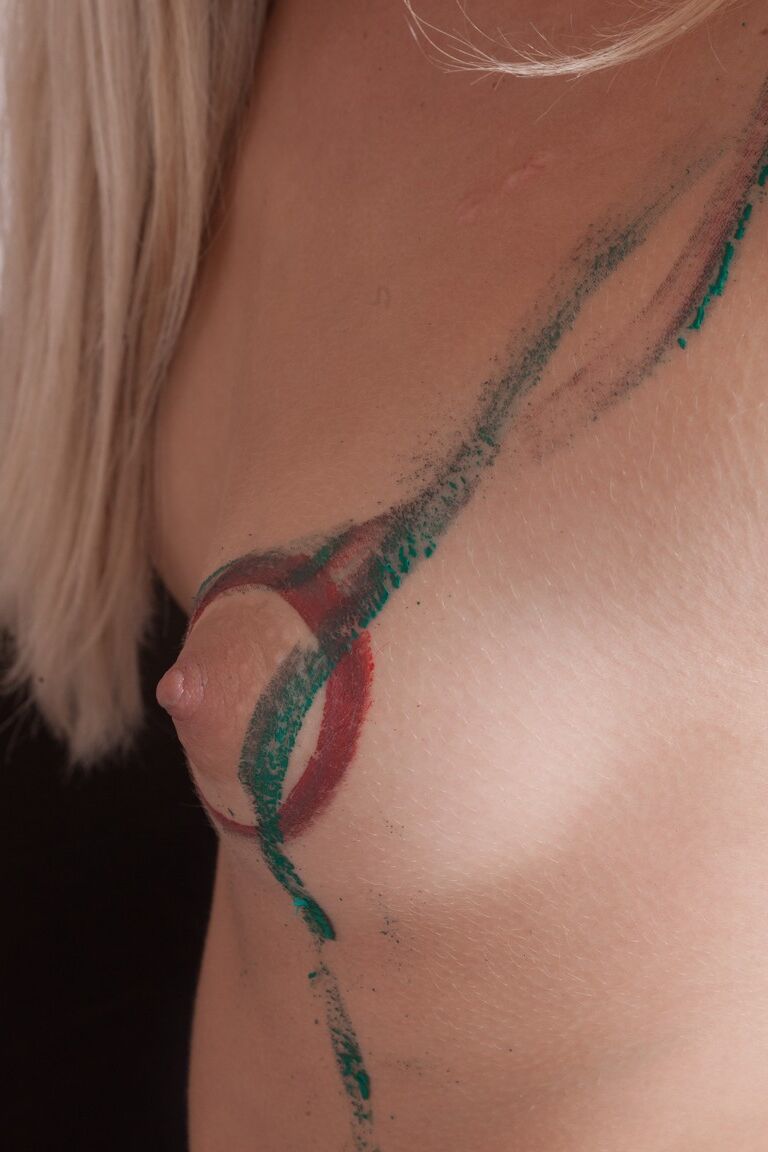 21P Slim adolescente Alecia Fox mostra suas axilas peludas