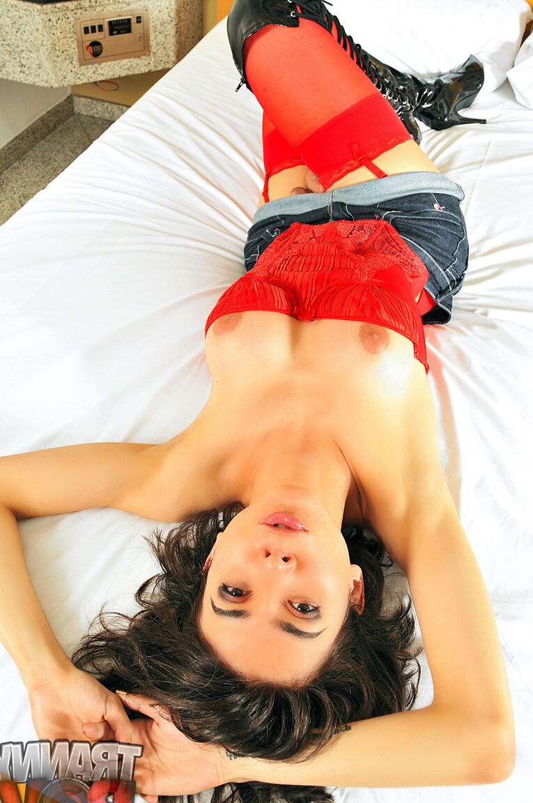 21P Sexy travesti de botas pretas Emanuelle Adams chupa um pau