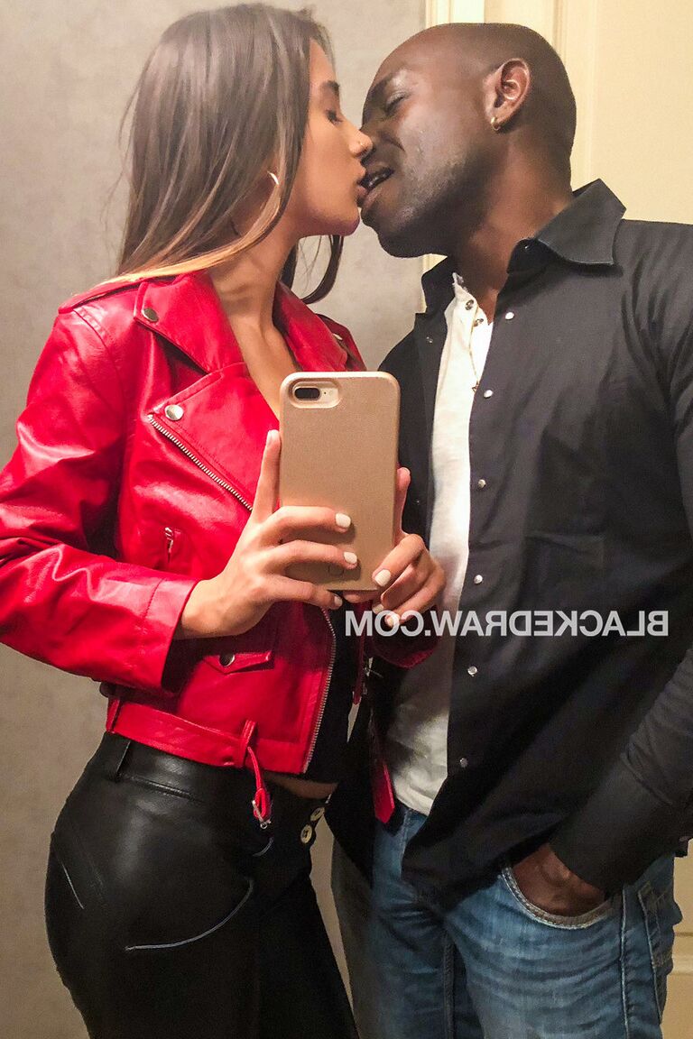 21P A gata russa Liya Silver deixando um grande galo negro esticar seu traseiro