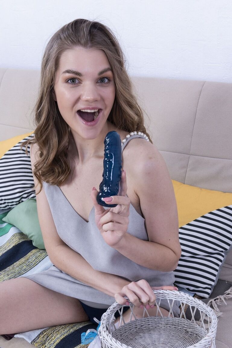 21P A bela russa Amanda Clarke chupa um brinquedo azul e o insere em sua boceta peluda