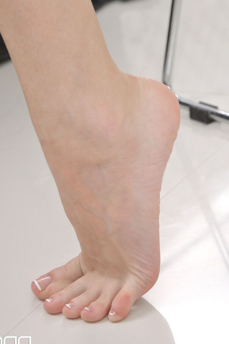 21P La rubia rusa Olli se unta los deliciosos dedos de los pies