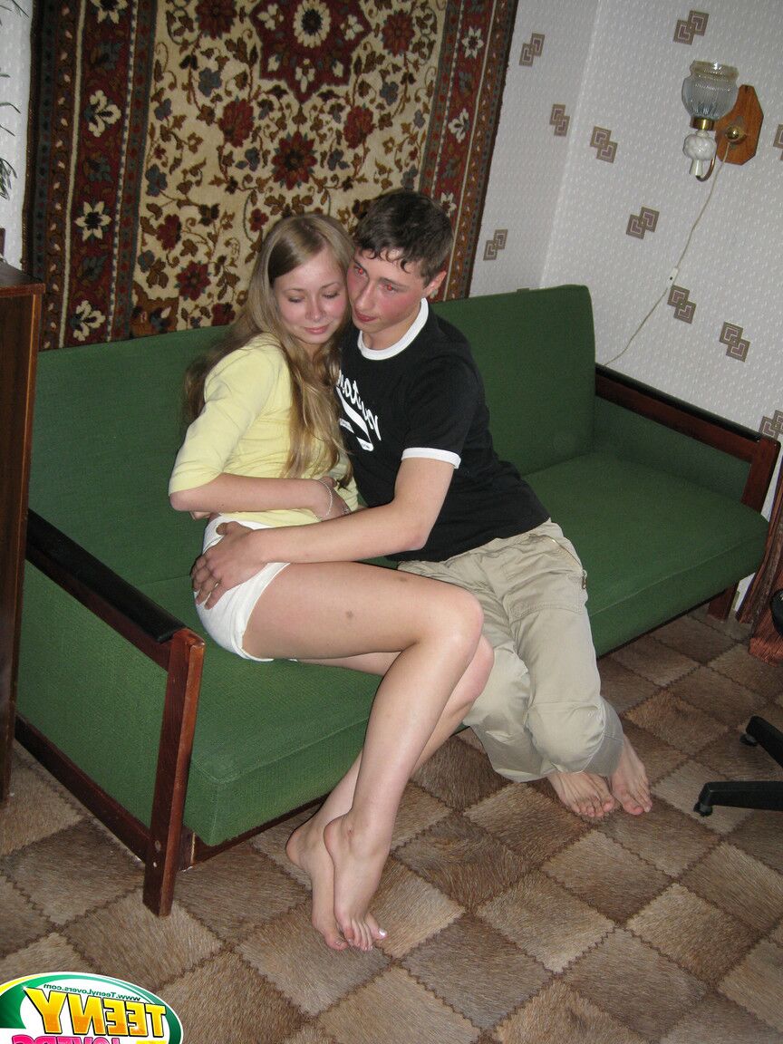 21P Die heiße Teenie Yulia Blondy lässt sich von ihrem geilen Freund die Muschi fingern und entbeinen