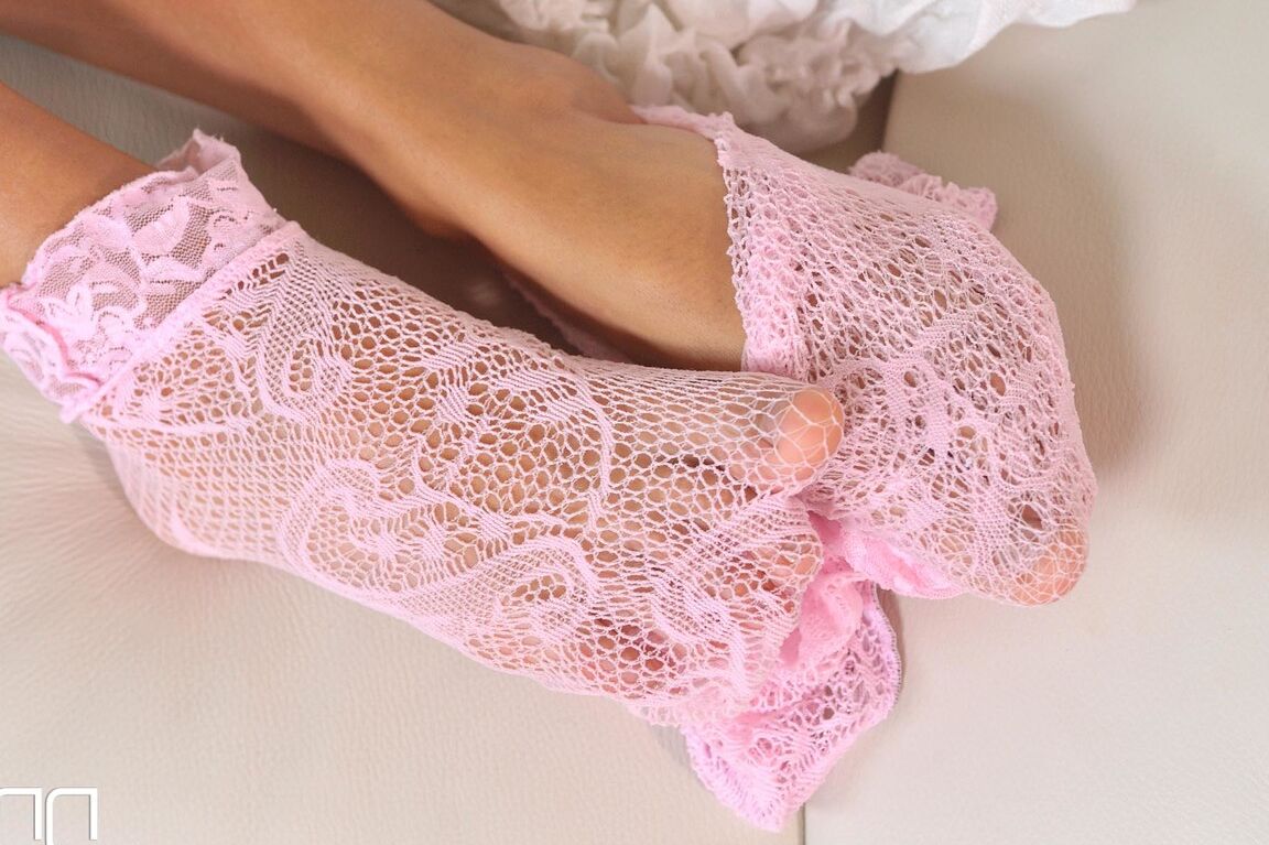 21P La brune sexy Melena Maria enlève ses collants transparents