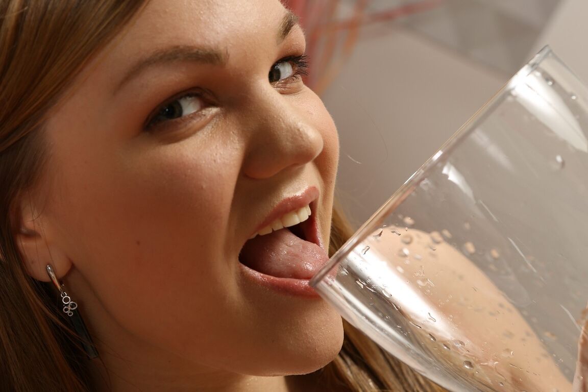 21P La salope russe Amanda Clarke boit sa propre pisse et se masturbe