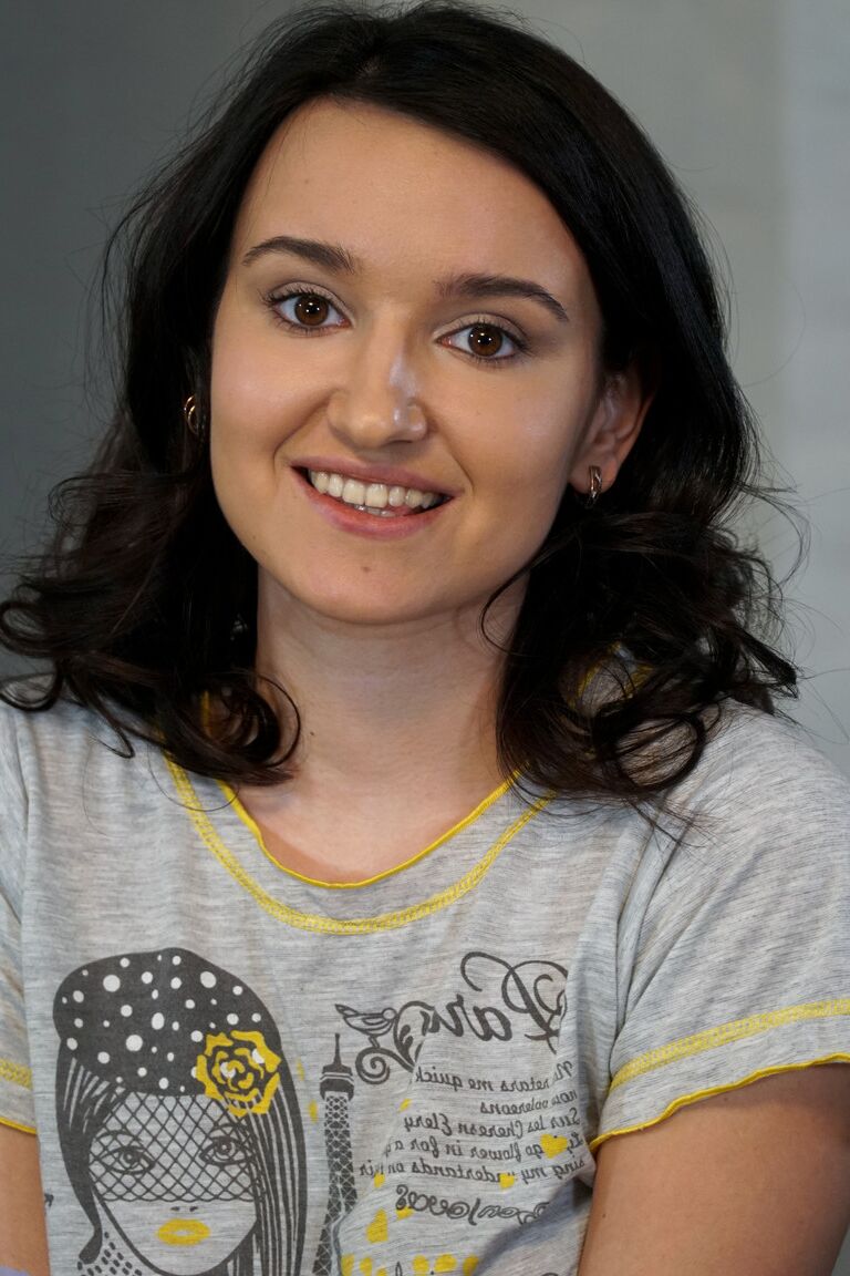 21P Garota morena com peitos grandes e lindos Sanita se masturba sozinha