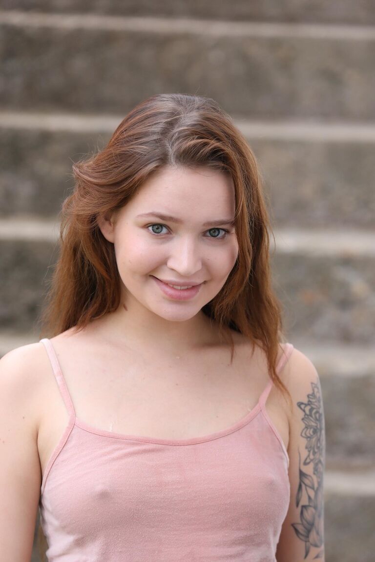 21P Rothaarige Teenagerin Shelley Bliss zieht sich im Freien aus, wird nass und reibt ihre heiße Fotze