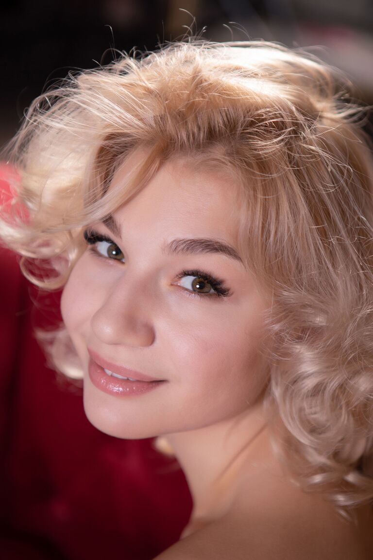 21P Met Art Amelia Dorn