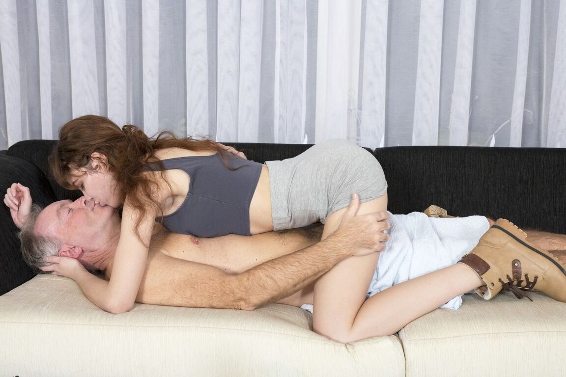 20P L'infirmière adolescente Gisha Forza masse le dos d'un vieil homme d'affaires avant de le baiser