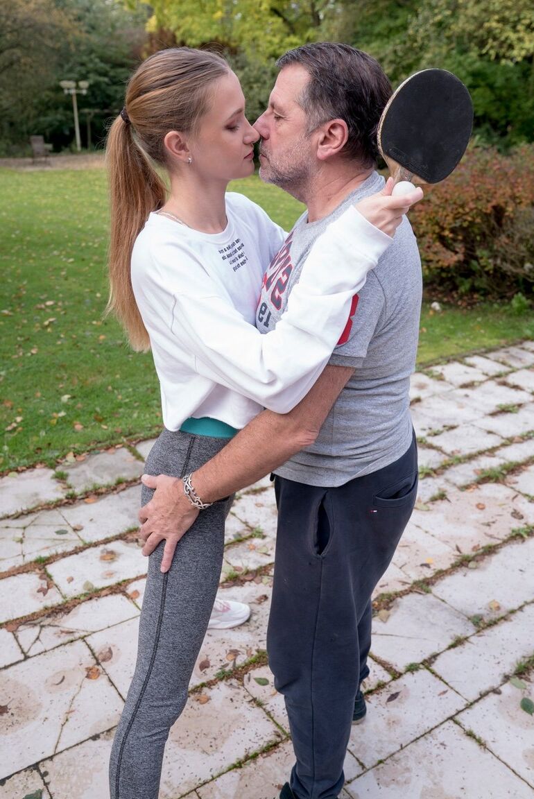 20P L'adolescente russe Ivi Rein se fait détruire la chatte innocente par son sugar daddy