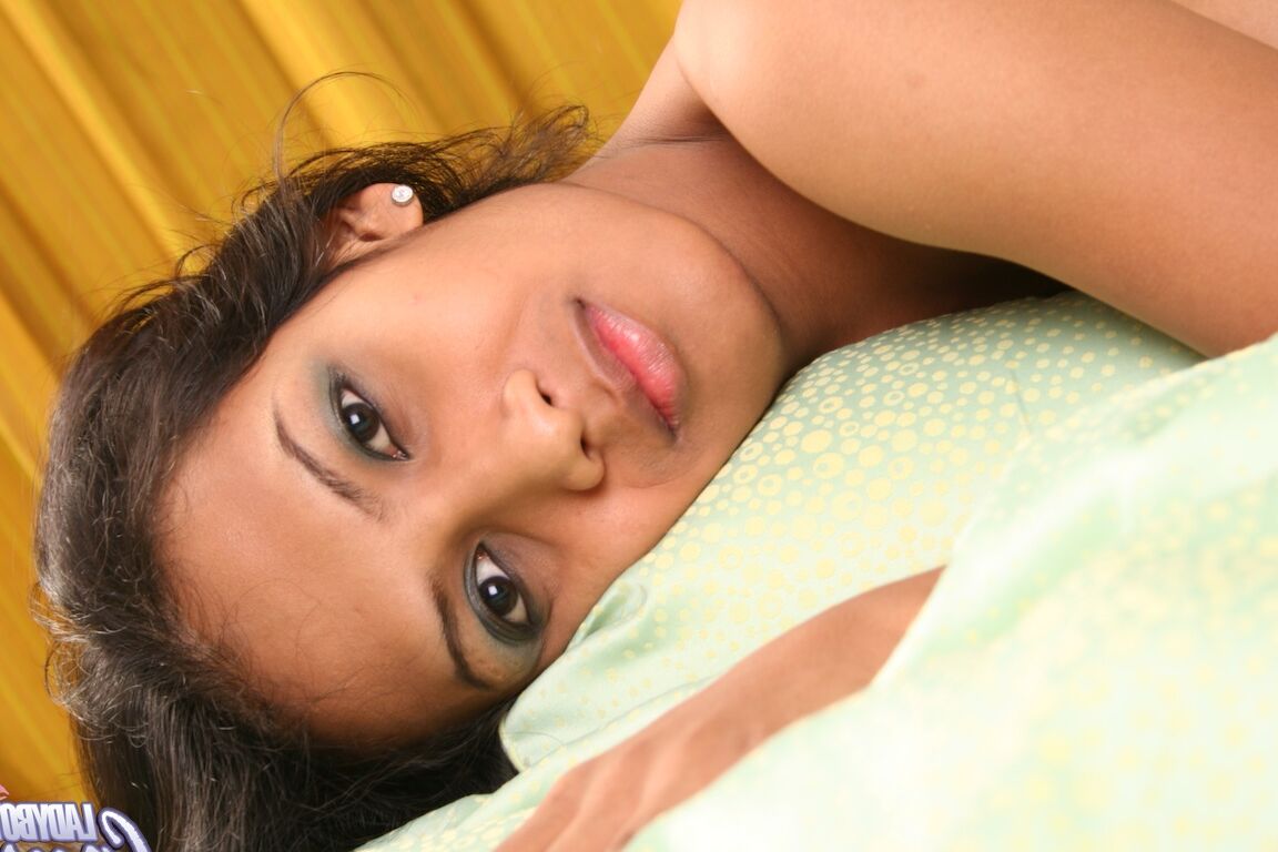 17P Bee transexuelle vêtue de lingerie en dentelle pose sur le lit avec sa grosse bite mouillée exposée